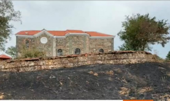 Чудо в огнения ад: Църквата във Воден остана непокътната от пламъците