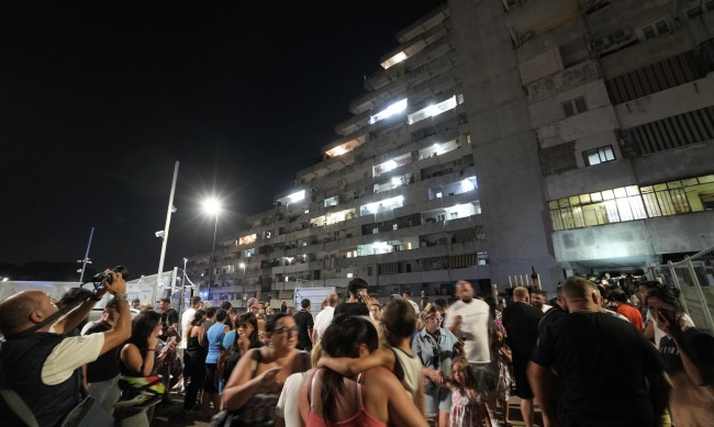 Две жертви при срутване на балкон в Неапол