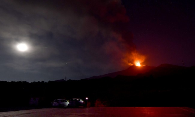 Етна изригна отново и затвори летище Катания
