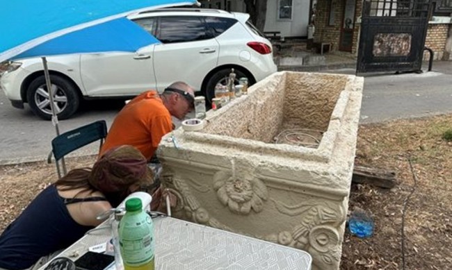 Бивш полицай откри на плажа древен саркофаг, боядисан и приготвен за трапезна маса