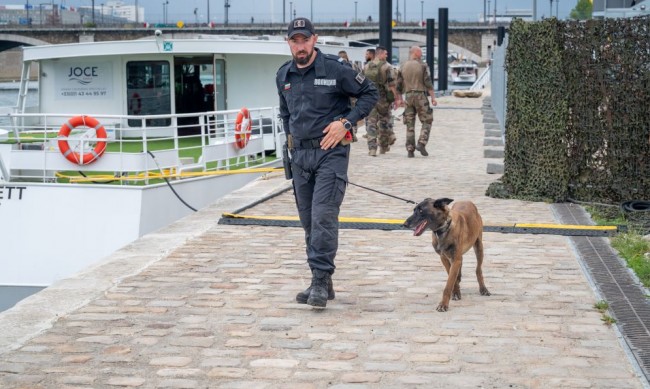 Полицейско куче и служител на ГДБОП вече следят за безопасността в Париж