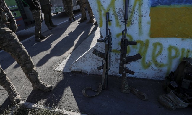 Трима убити при престрелка между украински военни