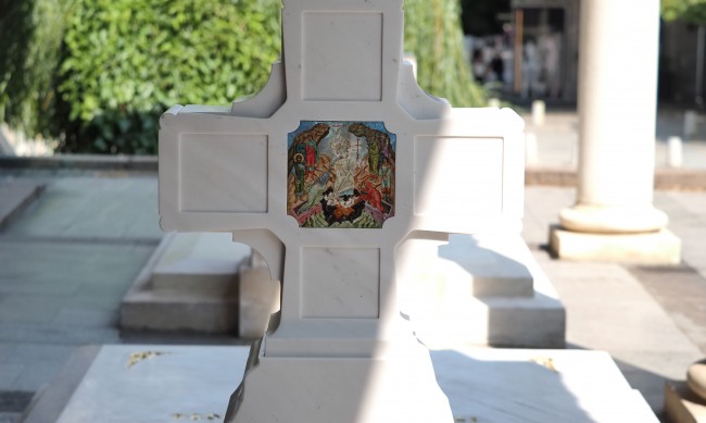 Вандали поругаха гроба на Патриарх Неофит