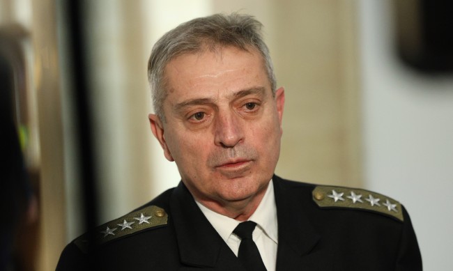 Адмирал Ефтимов: Още не могат да започнат спасителните действия