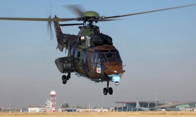 Военен хеликоптер Ми-17 се включи в гасенето на пожара на границата