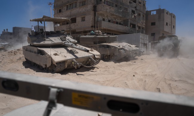 Израел влезе с танкове в ивицата Газа