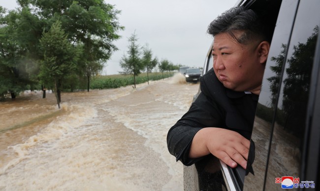 Ким Чен Ун инспектира наводнени райони в КНДР