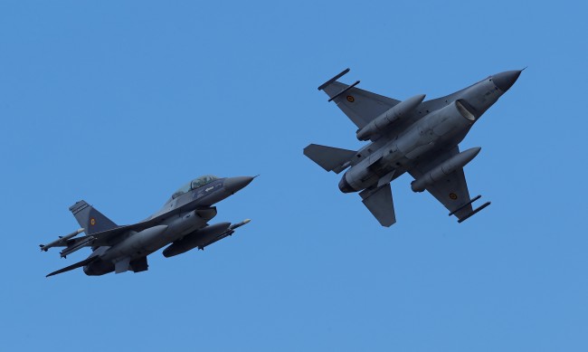 Украйна получи първата партида от дългоочакваните изтребители F-16