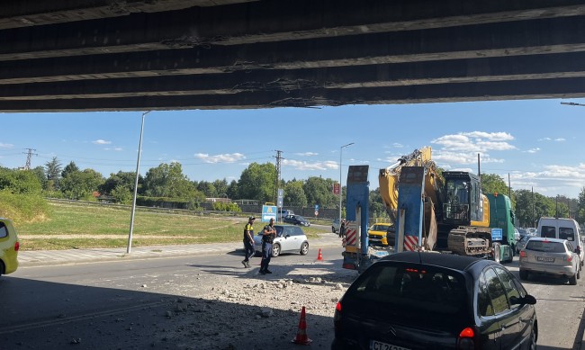 Камион блъсна мост в Казанлък и едва не го събори