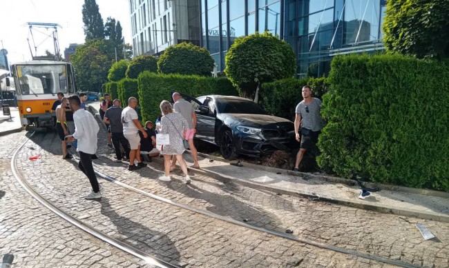 Петима ранени в тежка катастрофа в центъра на София