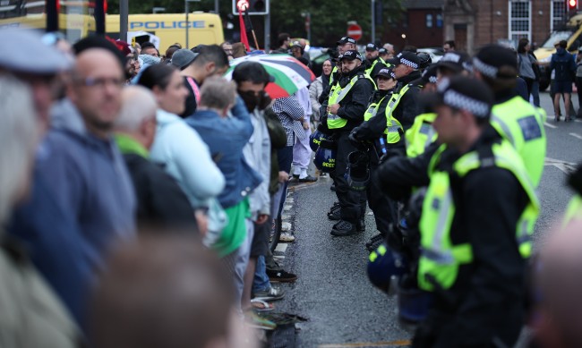 Сблъсъци на антиимигрантски демонстрации във Великобритания
