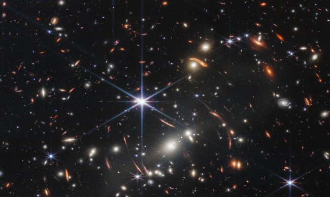 Във Вселената може да има от сто милиарда до два трилиона галактики