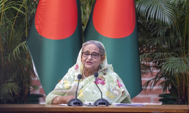 Протестиращи щурмуваха резиденцията, премиерката на Бангладеш подаде оставка