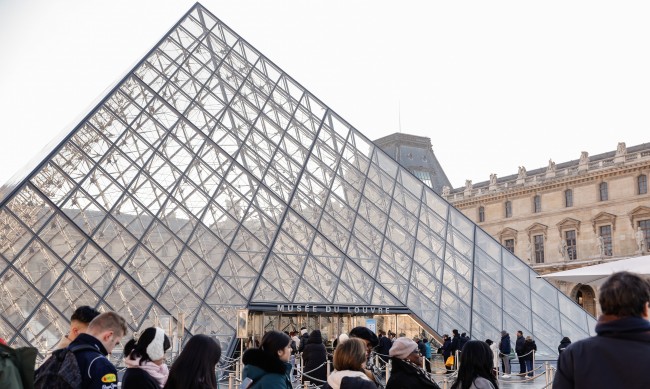 Хакери атакуваха Лувъра и още десетки обекти във Франция