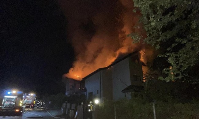 Пожар изпепели покривите на къщи в с. Храбрино
