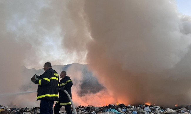 Пожар пламна в Сливен на метри от къщи