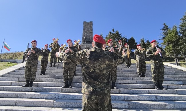 2300 лв. ще бъде най-ниската заплата на военните 