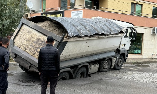 Улица в "Редута" пропадна, в дупката е попаднал камион 