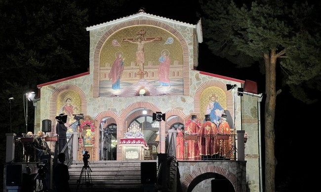 Стотици се стичат на Кръстова гора, митрополит Николай ще води службата