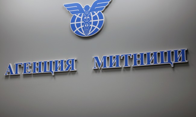 Митниците задържаха над 100 000 