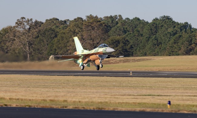 България ще получи осем самолета F-16 догодина