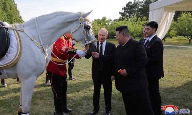 Путин подари на Ким Чен Ун... лъв и мечки 