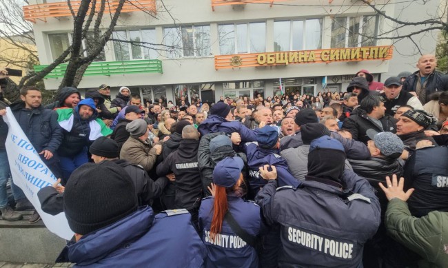 Полицията в Симитли спря сблъсъци заради тротоар и лавка