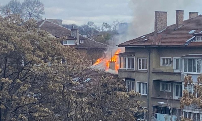 Голям пожар в София на централен булевард