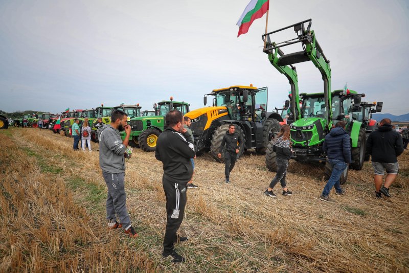 В кадър: Земеделците се събраха край Долни Богров, чакат на съединител